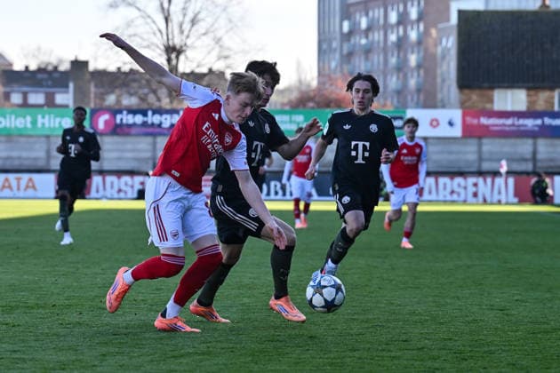 Uefa Youth League Arsenal London FC Bayern Munich 26 11 2025 BOREHAMWOOD, ENGLAND 26 NOVEMBER in the duel Callan HAMILL Arsenal FC U19 83 , Tim BINDER FC Bayern Munich 7 and Bohdan OLYCHENKO FC Bayern Munich U19 11 during the league match between Arsenal London U19 and FC Bayern Munich U19 on matchday 5 of the UEFA Youth League at Meadow Park on 26 11 2025 Copyright: xBEAUTIFULxSPORTS Goldbergx