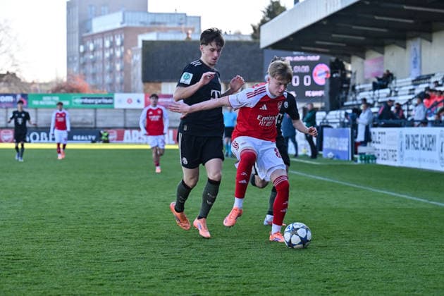 Uefa Youth League Arsenal London FC Bayern Munich 26 11 2025 BOREHAMWOOD, ENGLAND 26 NOVEMBER in the duel Callan HAMILL Arsenal FC U19 83 , Tim BINDER FC Bayern Munich 7 during the league match between Arsenal London U19 and FC Bayern Munich U19 on matchday 5 of the UEFA Youth League at Meadow Park on 26 11 2025 Copyright: xBEAUTIFULxSPORTS Goldbergx