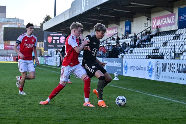 Uefa Youth League Arsenal London FC Bayern Munich 26 11 2025 BOREHAMWOOD, ENGLAND 26 NOVEMBER in the duel Callan HAMILL Arsenal FC U19 83 and Guido DELLA ROVERE FC Bayern Munich U19 10 during the league match between Arsenal London U19 and FC Bayern Munich U19 on matchday 5 of the UEFA Youth League at Meadow Park on 26 11 2025 Copyright: xBEAUTIFULxSPORTS Goldbergx