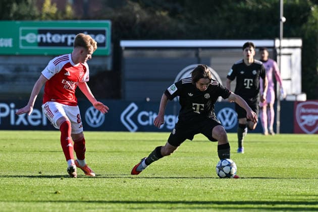 Uefa Youth League Arsenal London FC Bayern Munich 26 11 2025 BOREHAMWOOD, ENGLAND 26 NOVEMBER in the duel Callan HAMILL Arsenal FC U19 83 and Bohdan OLYCHENKO FC Bayern Munich U19 11 during the league match between Arsenal London U19 and FC Bayern Munich U19 on matchday 5 of the UEFA Youth League at Meadow Park on 26 11 2025 Copyright: xBEAUTIFULxSPORTS Goldbergx