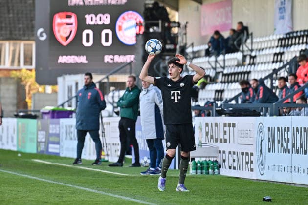 Uefa Youth League Arsenal London FC Bayern Munich 26 11 2025 BOREHAMWOOD, ENGLAND 26 NOVEMBER at throw-in Deniz OFLI FC Bayern Munich U19 3 single photo free kick during the league match between Arsenal London U19 and FC Bayern Munich U19 on matchday 5 of the UEFA Youth League at Meadow Park on 26 11 2025 Copyright: xBEAUTIFULxSPORTS Goldbergx