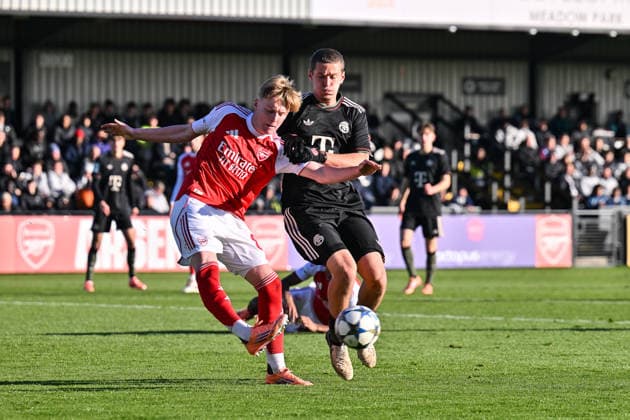 Uefa Youth League Arsenal London FC Bayern Munich 26 11 2025 BOREHAMWOOD, ENGLAND 26 NOVEMBER in the clash between Yll GASHI FC Bayern Munich U19 9 and Callan HAMILL Arsenal FC U19 83 in the league match between Arsenal London U19 and FC Bayern Munich U19 on UEFA Youth League matchday 5 at Meadow Park on 26 11 2025 Copyright: xBEAUTIFULxSPORTS Goldbergx