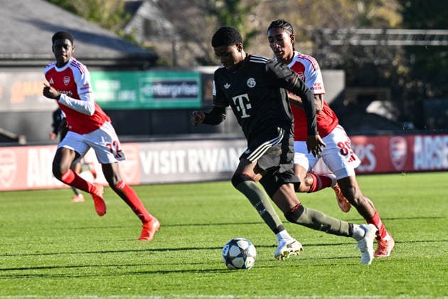 Uefa Youth League Arsenal London FC Bayern Munich 26 11 2025 BOREHAMWOOD, ENGLAND 26 NOVEMBER in the clash between Allen LAMBE FC Bayern Munich U19 8 and Marli SALMON Arsenal FC U19 89 in the league match between Arsenal London U19 and FC Bayern Munich U19 on UEFA Youth League matchday 5 at Meadow Park on 26 11 2025 Copyright: xBEAUTIFULxSPORTS Goldbergx