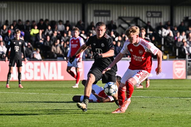 Uefa Youth League Arsenal London FC Bayern Munich 26 11 2025 BOREHAMWOOD, ENGLAND 26 NOVEMBER in the clash between Yll GASHI FC Bayern Munich U19 9 and Callan HAMILL Arsenal FC U19 83 in the league match between Arsenal London U19 and FC Bayern Munich U19 on UEFA Youth League matchday 5 at Meadow Park on 26 11 2025 Copyright: xBEAUTIFULxSPORTS Goldbergx