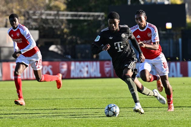 Uefa Youth League Arsenal London FC Bayern Munich 26 11 2025 BOREHAMWOOD, ENGLAND 26 NOVEMBER in the clash between Allen LAMBE FC Bayern Munich U19 8 and Marli SALMON Arsenal FC U19 89 in the league match between Arsenal London U19 and FC Bayern Munich U19 on UEFA Youth League matchday 5 at Meadow Park on 26 11 2025 Copyright: xBEAUTIFULxSPORTS Goldbergx