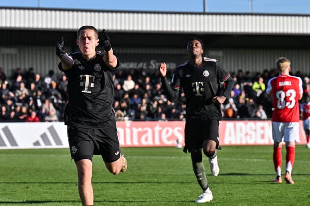 Uefa Youth League Arsenal London FC Bayern Munich 26 11 2025 BOREHAMWOOD, ENGLAND 26 NOVEMBER Bayern celebrate after Yll GASHI FC Bayern Munich U19 9 goal goal scorer Joy Happy during the league match between Arsenal London U19 and FC Bayern Munich U19 on UEFA Youth League matchday 5 at Meadow Park on 26 11 2025 Copyright: xBEAUTIFULxSPORTS Goldbergx