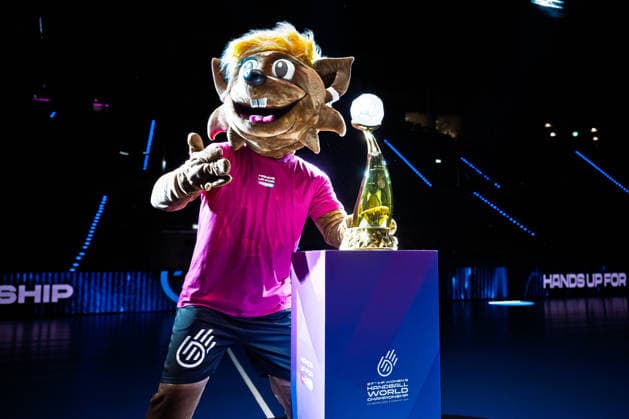 Handball, Womens World Cup, Group C Germany Iceland Mascot Hanni with the World Cup trophy Stuttgart Porsche Arena Baden Württemberg Germany