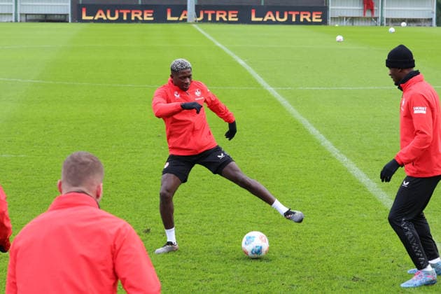 26 11 2025, xrekx, Football 2 Bundesliga, 1 FC Kaiserslautern Training v l Afeez Aremu 1 FC Kaiserslautern DFL DFB REGULATIONS PROHIBIT ANY USE OF PHOTOGRAPHS as IMAGE SEQUENCES and or QUASI VIDEO Kaiserslautern
