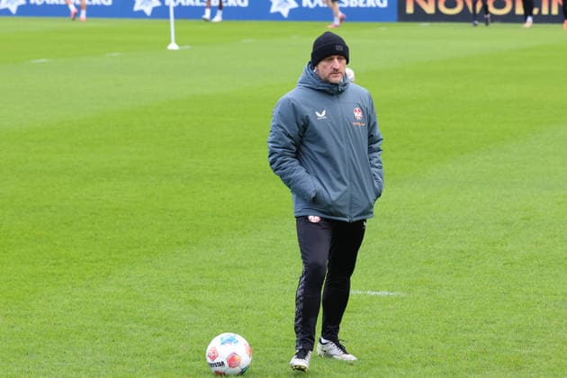 26 11 2025, xrekx, Soccer 2 Bundesliga, 1 FC Kaiserslautern Training v l Torsten Lieberknecht Trainer 1 FC Kaiserslautern DFL DFB REGULATIONS PROHIBIT ANY USE OF PHOTOGRAPHS as IMAGE SEQUENCES and or QUASI VIDEO Kaiserslautern