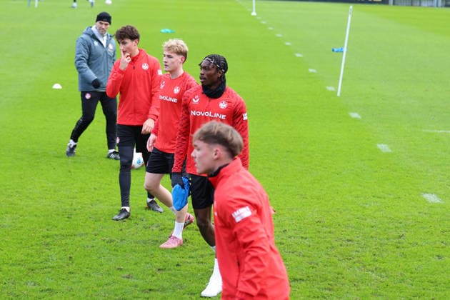 26 11 2025, xrekx, Football 2 Bundesliga, 1 FC Kaiserslautern Training v l Dion Hofmeister 1 FC Kaiserslautern Mika Haas 1 FC Kaiserslautern Dickson Abiama 1 FC Kaiserslautern Neal Gips DFL DFB REGULATIONS PROHIBIT ANY USE OF PHOTOGRAPHS as IMAGE SEQUENCES and or QUASI VIDEO Kaiserslautern