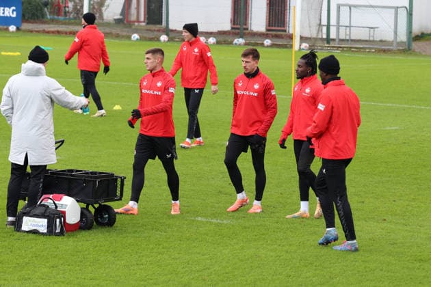 26 11 2025, xrekx, Football 2 Bundesliga, 1 FC Kaiserslautern Training v l Erik Wekesser 1 FC Kaiserslautern Owen Gips Daniel Hanslik 1 FC Kaiserslautern Richmond Tachie 1 FC Kaiserslautern Maxwell Gyamfi 1 FC Kaiserslautern DFL DFB REGULATIONS PROHIBIT ANY USE OF PHOTOGRAPHS as IMAGE SEQUENCES and or QUASI VIDEO Kaiserslautern
