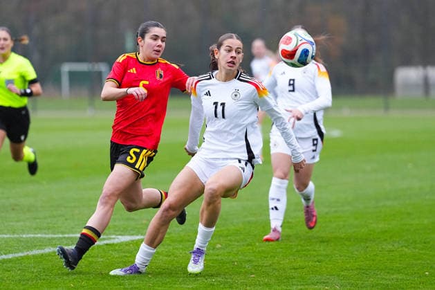 26 11 2025, xydrx, Football, International match, European Championship Qualification U19 Women, Belgium Germany, Sportschule Wedau Free Vanneste BEL 5 in duel against Leni Eggert GER 11 North Rhine-Westphalia Germany