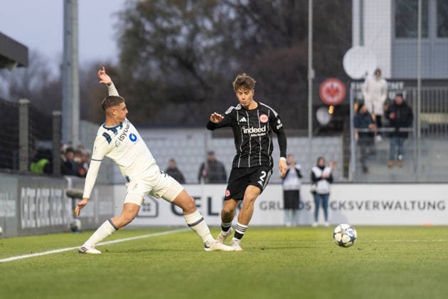 26 11 2025, xhfmx, Football UEFA Youth League, Eintracht Frankfurt Aatalanta Bergamo v l Marco Leandri Atalanta Bergamo in a duel with Maurice Spahn Eintracht Frankfurt DFL DFB REGULATIONS PROHIBIT ANY USE OF PHOTOGRAPHS as IMAGE SEQUENCES and or QUASI VIDEO Dreieich