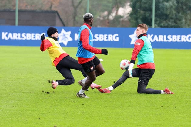 26 11 2025, xrekx, Fußball 2 Bundesliga, 1 FC Kaiserslautern Training v l Semih Sahin 1 FC Kaiserslautern Afeez Aremu 1 FC Kaiserslautern Julian Krahl 1 FC Kaiserslautern verletzt, Verletzung, Schmerz, Schmerzen, injured, injury, pain, pains DFL DFB REGULATIONS PROHIBIT ANY USE OF PHOTOGRAPHS as IMAGE SEQUENCES and or QUASI VIDEO Kaiserslautern