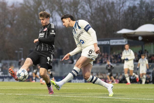 26 11 2025, xhfmx, Football UEFA Youth League, Eintracht Frankfurt Aatalanta Bergamo v l Alexander Staff Eintracht Frankfurt in duel with Gabriel Ramaj Atalanta Bergamo DFL DFB REGULATIONS PROHIBIT ANY USE OF PHOTOGRAPHS as IMAGE SEQUENCES and or QUASI VIDEO Dreieich