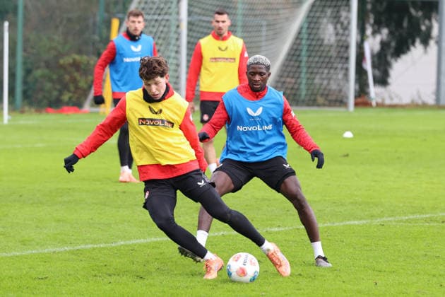 26 11 2025, xrekx, Football 2 Bundesliga, 1 FC Kaiserslautern Training v l Leon Robinson 1 FC Kaiserslautern Afeez Aremu 1 FC Kaiserslautern DFL DFB REGULATIONS PROHIBIT ANY USE OF PHOTOGRAPHS as IMAGE SEQUENCES and or QUASI VIDEO Kaiserslautern