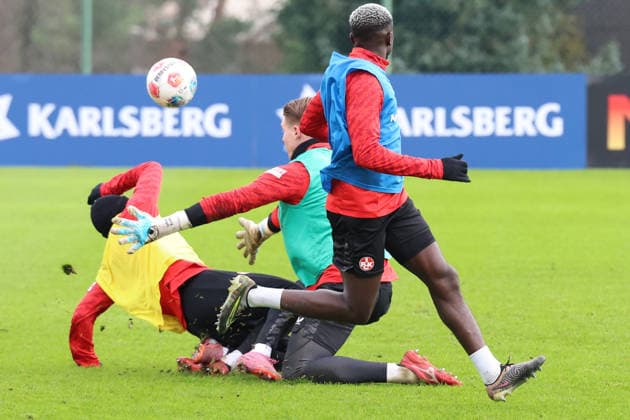 26 11 2025, xrekx, Fußball 2 Bundesliga, 1 FC Kaiserslautern Training v l Semih Sahin 1 FC Kaiserslautern Afeez Aremu 1 FC Kaiserslautern Julian Krahl 1 FC Kaiserslautern verletzt, Verletzung, Schmerz, Schmerzen, injured, injury, pain, pains DFL DFB REGULATIONS PROHIBIT ANY USE OF PHOTOGRAPHS as IMAGE SEQUENCES and or QUASI VIDEO Kaiserslautern