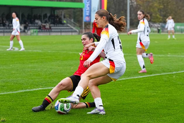 26 11 2025, xydrx, Football, International match, European Championship Qualification U19 Women, Belgium Germany, Sportschule Wedau Free Vanneste BEL 5 in duel against Leni Eggert GER 11 North Rhine-Westphalia Germany