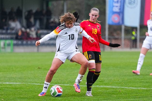 26 11 2025, xydrx, Football, International match, European Championship Qualification U19 Women, Belgium Germany, Sportschule Wedau Rosa Rueckert GER 10 in duel against Manon Baert BEL 18 North Rhine-Westphalia Germany