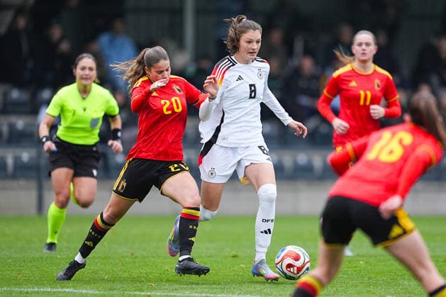 26 11 2025, xydrx, Football, International match, European Championship Qualification U19 Women, Belgium Germany, Sportschule Wedau Nel Neyrinck BEL 20 in duel against Lotta Wrede GER 8 North Rhine-Westphalia Germany