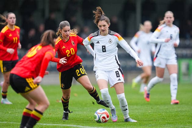 26 11 2025, xydrx, Football, International match, European Championship Qualification U19 Women, Belgium Germany, Sportschule Wedau Nel Neyrinck BEL 20 in duel against Lotta Wrede GER 8 North Rhine-Westphalia Germany