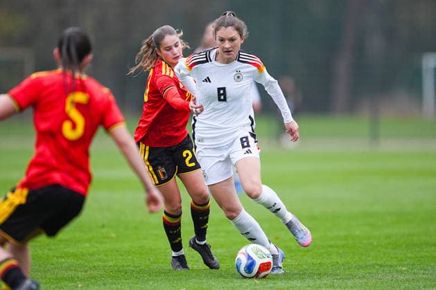 26 11 2025, xydrx, Football, International match, European Championship Qualification U19 Women, Belgium Germany, Sportschule Wedau Nel Neyrinck BEL 20 in duel against Lotta Wrede GER 8 North Rhine-Westphalia Germany