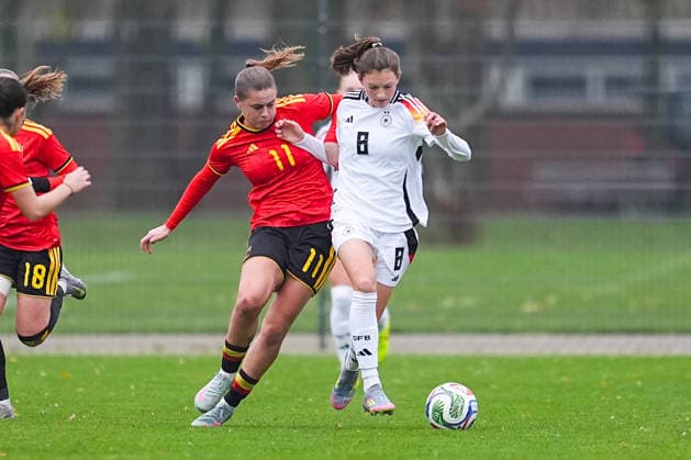 26 11 2025, xydrx, Football, International match, European Championship Qualification U19 Women, Belgium Germany, Sportschule Wedau Clementine Reynebeau BEL 11 in duel against Lotta Wrede GER 8 North Rhine-Westphalia Germany