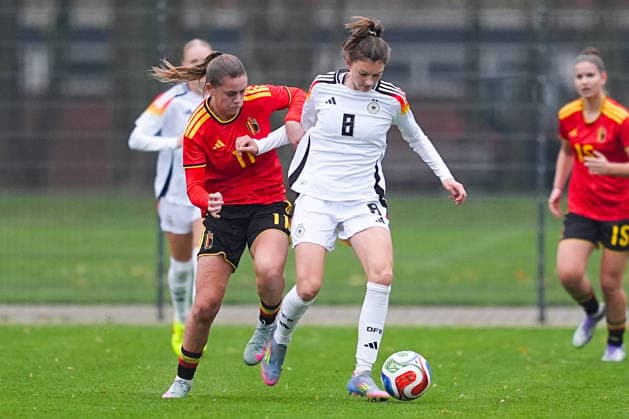 26 11 2025, xydrx, Football, International match, European Championship Qualification U19 Women, Belgium Germany, Sportschule Wedau Clementine Reynebeau BEL 11 in duel against Lotta Wrede GER 8 North Rhine-Westphalia Germany