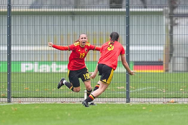 26 11 2025, xydrx, Soccer, International match, European Championship Qualification U19 Women, Belgium Germany, Sportschule Wedau Goal celebration after the goal to 1 0 for Belgium by scorer Eva Spelkens BEL 19 together with Free Vanneste BEL 5 North Rhine-Westphalia Germany