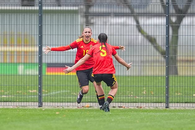 26 11 2025, xydrx, Soccer, International match, European Championship Qualification U19 Women, Belgium Germany, Sportschule Wedau Goal celebration after the goal to 1 0 for Belgium by scorer Eva Spelkens BEL 19 together with Free Vanneste BEL 5 North Rhine-Westphalia Germany