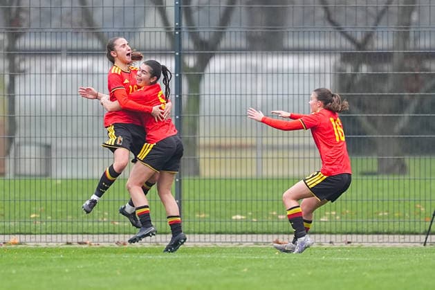 26 11 2025, xydrx, Soccer, International match, European Championship Qualification U19 Women, Belgium Germany, Sportschule Wedau Goal celebration after the goal to 1 0 for Belgium by scorer Eva Spelkens BEL 19 together with Free Vanneste BEL 5 and Fleur Heyman BEL 16 North Rhine-Westphalia Germany
