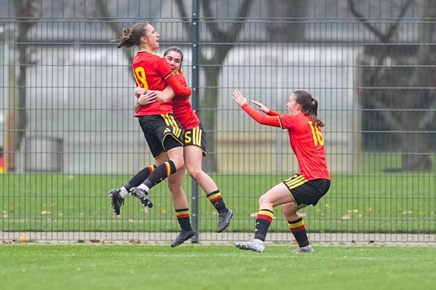 26 11 2025, xydrx, Soccer, International match, European Championship Qualification U19 Women, Belgium Germany, Sportschule Wedau Goal celebration after the goal to 1 0 for Belgium by scorer Eva Spelkens BEL 19 together with Free Vanneste BEL 5 and Fleur Heyman BEL 16 North Rhine-Westphalia Germany