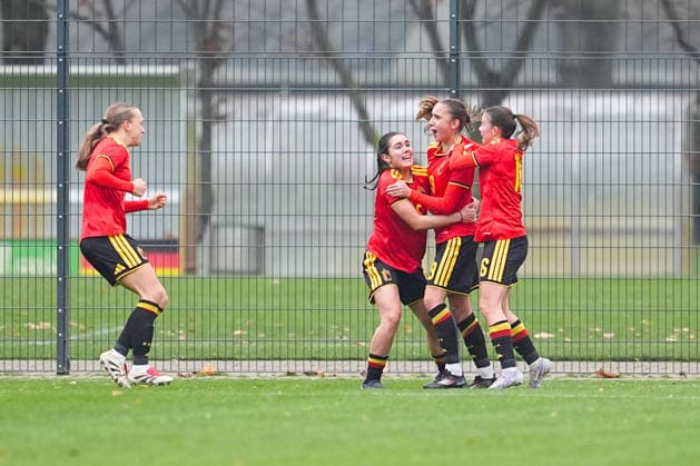 26 11 2025, xydrx, Soccer, International match, European Championship Qualification U19 Women, Belgium Germany, Sportschule Wedau Goal celebration after the goal to 1 0 for Belgium by scorer Eva Spelkens BEL 19 together with Free Vanneste BEL 5 and Fleur Heyman BEL 16 North Rhine-Westphalia Germany