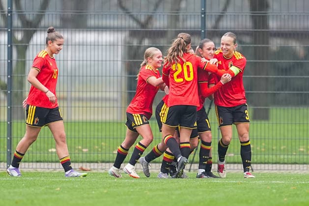 26 11 2025, xydrx, Soccer, International match, European Championship Qualification U19 Women, Belgium Germany, Sportschule Wedau Goal celebration after the goal to 1 0 for Belgium by scorer Eva Spelkens BEL 19 together with Free Vanneste BEL 5 and Fleur Heyman BEL 16 and Louize Haentjens BEL 3 and Nel Neyrinck BEL 20 North Rhine-Westphalia Germany