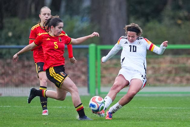26 11 2025, xydrx, Football, International match, European Championship Qualification U19 Women, Belgium Germany, Sportschule Wedau Louize Haentjens BEL 3 and Free Vanneste BEL 5 in a duel against Rosa Rueckert GER 10 North Rhine-Westphalia Germany