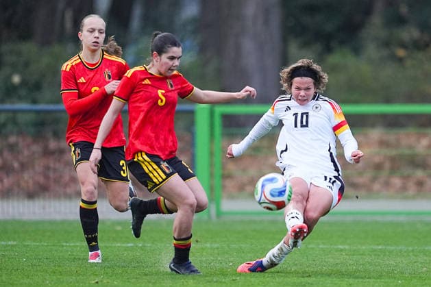 26 11 2025, xydrx, Football, International match, European Championship Qualification U19 Women, Belgium Germany, Sportschule Wedau Louize Haentjens BEL 3 and Free Vanneste BEL 5 in a duel against Rosa Rueckert GER 10 North Rhine-Westphalia Germany