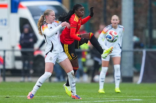 26 11 2025, xydrx, Football, International match, European Championship Qualification U19 Women, Belgium Germany, Sportschule Wedau Marie Gmeineder GER 6 in duel against Kadhiya De Ceuster BEL 9 North Rhine-Westphalia Germany
