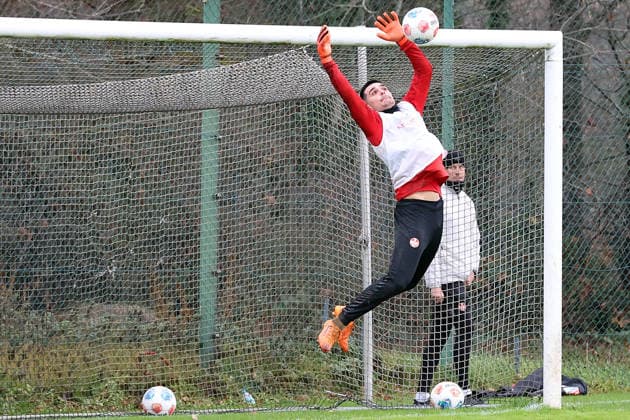 26 11 2025, xrekx, Football 2 Bundesliga, 1 FC Kaiserslautern Training v l Simon Simoni 1 FC Kaiserslautern DFL DFB REGULATIONS PROHIBIT ANY USE OF PHOTOGRAPHS as IMAGE SEQUENCES and or QUASI VIDEO Kaiserslautern