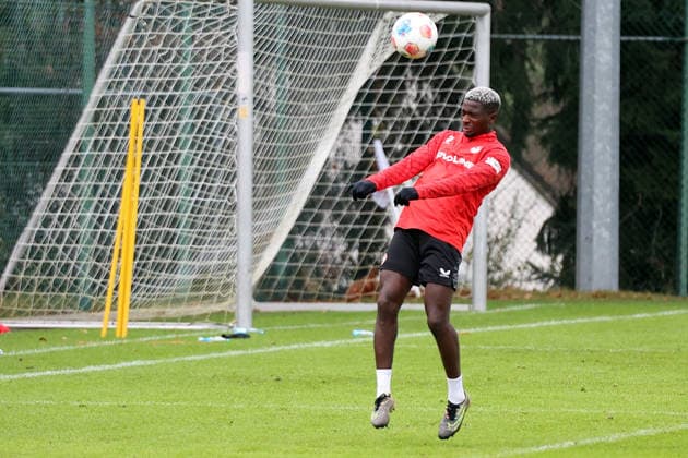 26 11 2025, xrekx, Football 2 Bundesliga, 1 FC Kaiserslautern Training v l Afeez Aremu 1 FC Kaiserslautern DFL DFB REGULATIONS PROHIBIT ANY USE OF PHOTOGRAPHS as IMAGE SEQUENCES and or QUASI VIDEO Kaiserslautern