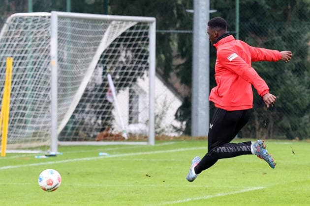 26 11 2025, xrekx, Football 2 Bundesliga, 1 FC Kaiserslautern Training v l Maxwell Gyamfi 1 FC Kaiserslautern DFL DFB REGULATIONS PROHIBIT ANY USE OF PHOTOGRAPHS as IMAGE SEQUENCES and or QUASI VIDEO Kaiserslautern