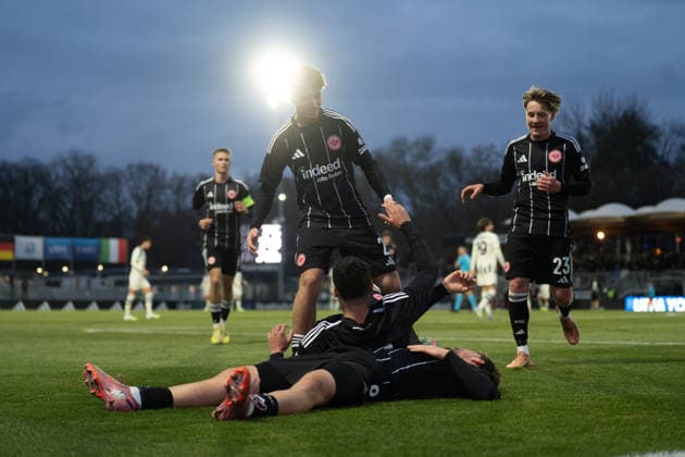 26 11 2025, xhfmx, Football UEFA Youth League, Eintracht Frankfurt Aatalanta Bergamo v l Alexander Staff Eintracht Frankfurt , Alessandro Gaul Souza Eintracht Frankfurt , Maurice Spahn Eintracht Frankfurt , Niko Ilicevic Eintracht Frankfurt celebrate the 1 0 against Bergamo Goal, Goal, Jubel, Celebration DFL DFB REGULATIONS PROHIBIT ANY USE OF PHOTOGRAPHS as IMAGE SEQUENCES and or QUASI VIDEO Dreieich