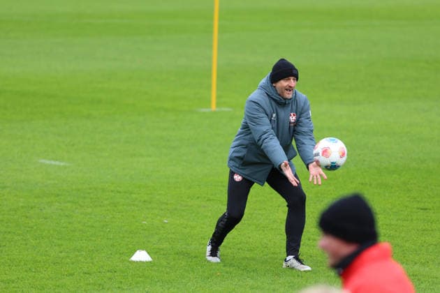 26 11 2025, xrekx, Soccer 2 Bundesliga, 1 FC Kaiserslautern Training v l Torsten Lieberknecht Trainer 1 FC Kaiserslautern DFL DFB REGULATIONS PROHIBIT ANY USE OF PHOTOGRAPHS as IMAGE SEQUENCES and or QUASI VIDEO Kaiserslautern
