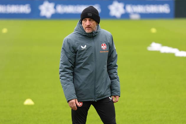 26 11 2025, xrekx, Soccer 2 Bundesliga, 1 FC Kaiserslautern Training v l Torsten Lieberknecht Trainer 1 FC Kaiserslautern DFL DFB REGULATIONS PROHIBIT ANY USE OF PHOTOGRAPHS as IMAGE SEQUENCES and or QUASI VIDEO Kaiserslautern
