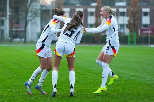 26 11 2025, xydrx, Football, International match, European Championship Qualification U19 Women, Belgium Germany, Sportschule Wedau Goal celebration after the goal to 1 1 for Germany by scorer Lotta Wrede GER 8 together with Maj Schneider GER 15 and Luzie Zaehringer GER 5 North Rhine-Westphalia Germany