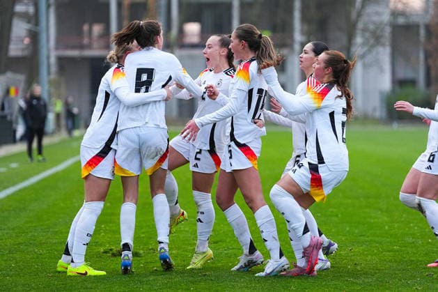 26 11 2025, xydrx, Football, International match, European Championship Qualification U19 Women, Belgium Germany, Sportschule Wedau Goal celebration after the goal to 1 1 for Germany by scorer Lotta Wrede GER 8 together with Maj Schneider GER 15 and Luzie Zaehringer GER 5 Felicia Straeßer GER 2 and Kassandra Potsi GER 16 North Rhine-Westphalia Germany