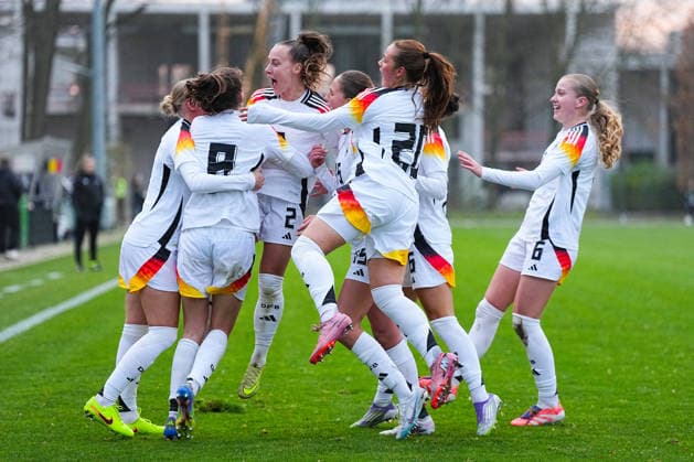 26 11 2025, xydrx, Football, International match, European Championship Qualification U19 Women, Belgium Germany, Sportschule Wedau Goal celebration after the goal to 1 1 for Germany by scorer Lotta Wrede GER 8 together with Maj Schneider GER 15 and Luzie Zaehringer GER 5 Felicia Straeßer GER 2 and Kassandra Potsi GER 16 North Rhine-Westphalia Germany