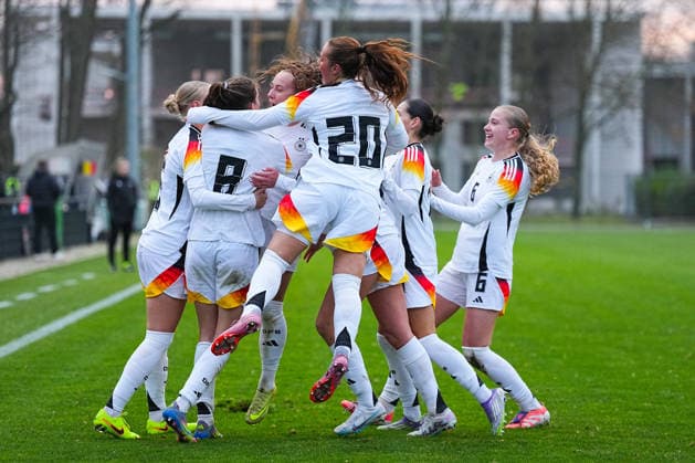 26 11 2025, xydrx, Football, International match, European Championship Qualification U19 Women, Belgium Germany, Sportschule Wedau Goal celebration after the goal to 1 1 for Germany by scorer Lotta Wrede GER 8 together with Maj Schneider GER 15 and Luzie Zaehringer GER 5 Felicia Straeßer GER 2 and Kassandra Potsi GER 16 North Rhine-Westphalia Germany