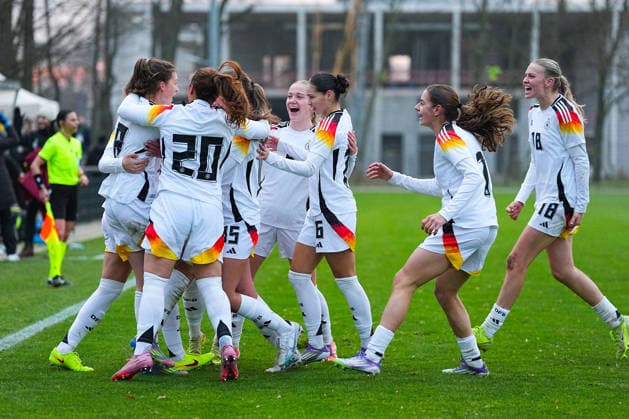 26 11 2025, xydrx, Football, International match, European Championship Qualification U19 Women, Belgium Germany, Sportschule Wedau Goal celebration after the goal to 1 1 for Germany by scorer Lotta Wrede GER 8 together with Maj Schneider GER 15 and Luzie Zaehringer GER 5 Felicia Straeßer GER 2 and Kassandra Potsi GER 16 Mia Lena Maas GER 18 North Rhine-Westphalia Germany