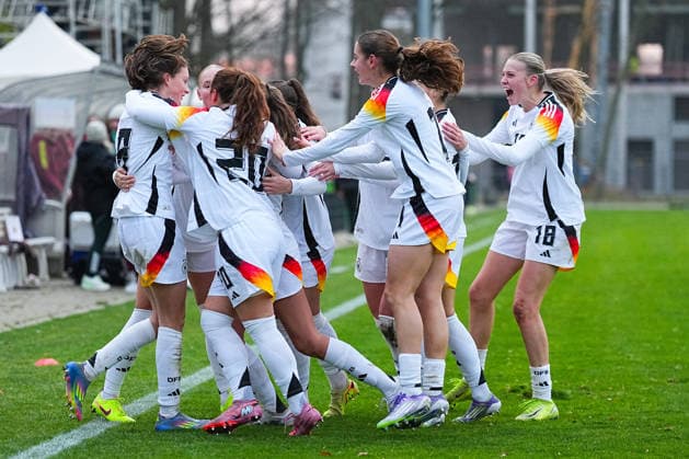 26 11 2025, xydrx, Football, International match, European Championship Qualification U19 Women, Belgium Germany, Sportschule Wedau Goal celebration after the goal to 1 1 for Germany by scorer Lotta Wrede GER 8 together with Maj Schneider GER 15 and Luzie Zaehringer GER 5 Felicia Straeßer GER 2 and Kassandra Potsi GER 16 Mia Lena Maas GER 18 North Rhine-Westphalia Germany