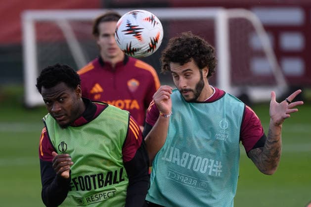 Evan Ndicka and Mario Hermoso of AS Roma compete for the ball during a training session the day before the UEFA Europa League 2025 2026 football match between AS Roma and FC Midtjylland at Fulvio Bernardini Center in Rome (Italy), November 26, 2025. andreaxstaccioli